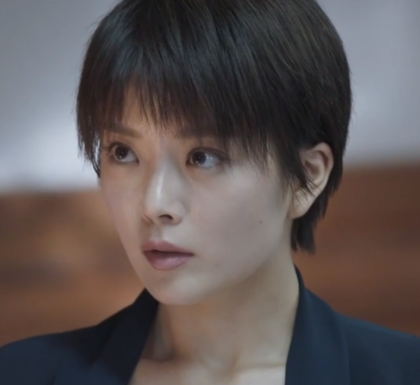 《也平凡》的女演员阵容就显得缺少存在感了,比如饰演女主角的种丹妮
