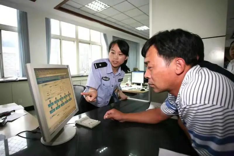 青岛市最美警察候选人高丽杰为民办事急先锋奉献担当谱芳华