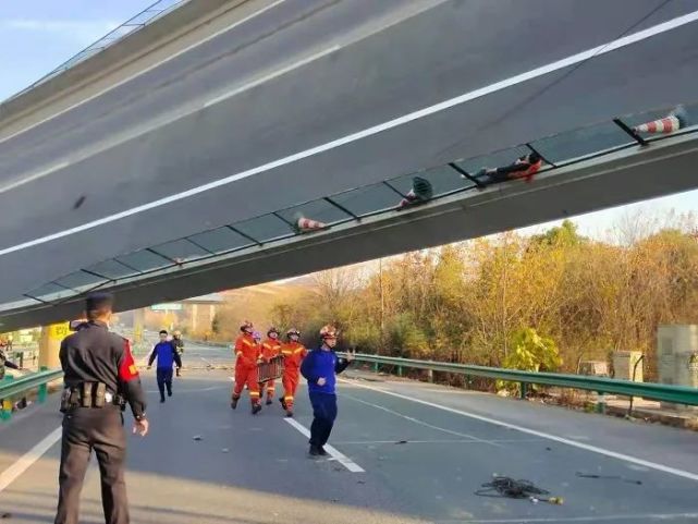 突发一高速公路桥面侧翻已致3死4伤