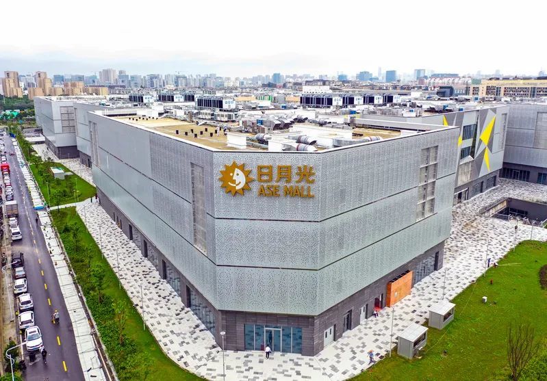 作为目前日月光中心在上海体量最大的纯商业综合体,宝山日月光网罗了