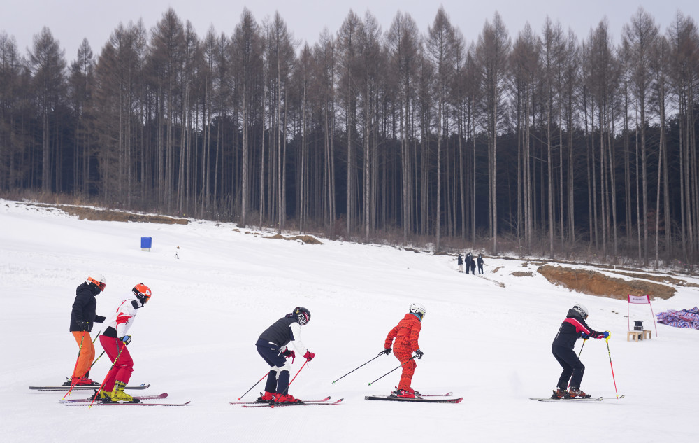 新华社记者 许畅 摄12月18日,在万峰通化滑雪度假区,滑雪爱好者乘坐"