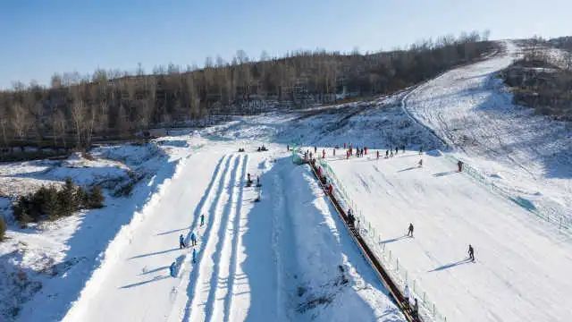 乘运送带上山.六盘山娅豪滑雪场.