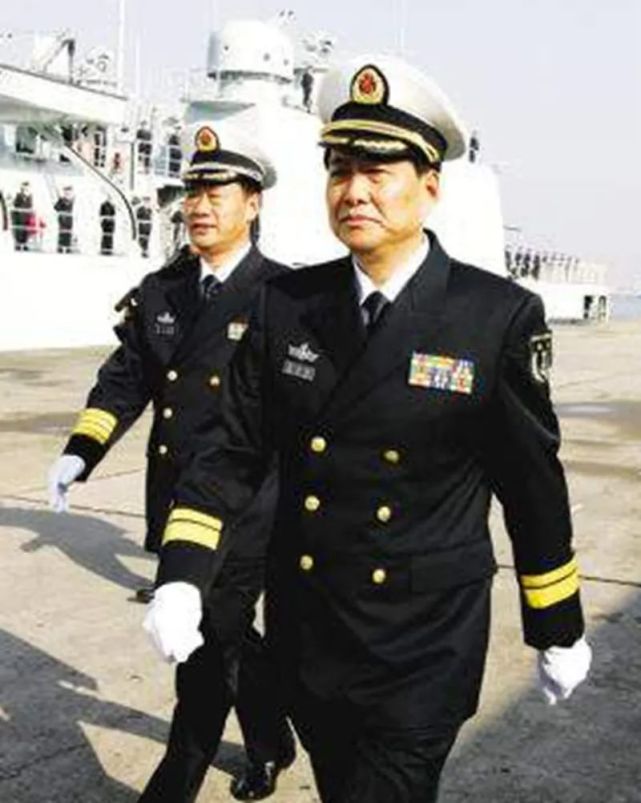 他曾担任北海舰队的参谋长,51岁被免职,司令员与政委也被免职|参谋|肖