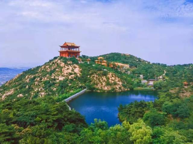 莲花山风景区是莱芜南线旅游主景区,主要有九个山头组成,形似莲花,有
