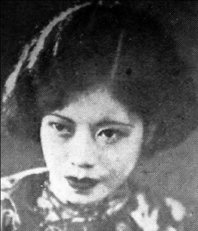 第二任妻子李丽莲李德的第二任妻子名叫李丽莲,出生于1914年.