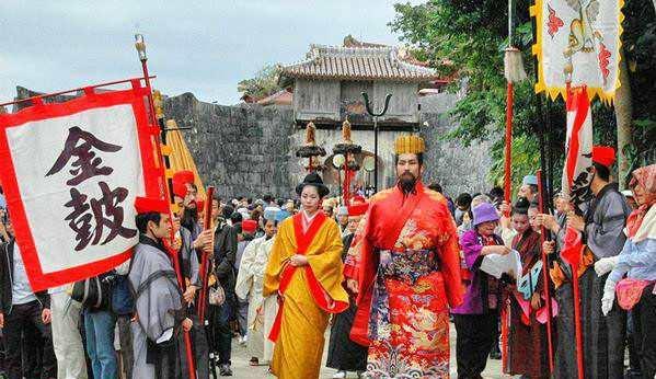 琉球位于中国的东部,日本九州岛和中国台湾岛之间,由多个岛群组成