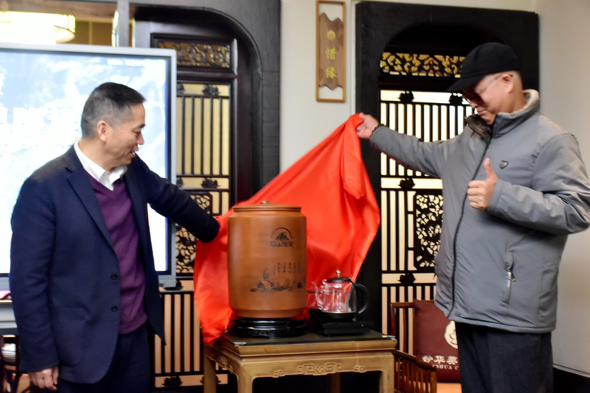 会会长,中南大学湘雅二医院教授肖涛,省湖湘文化研究会秘书长马少珍