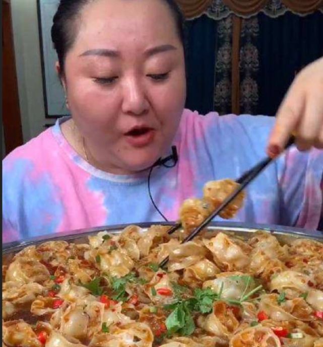 北京胖姐身价2亿,为何还是停不下吃播的脚步?3个原因