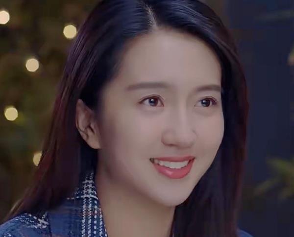 年的时候,许龄月就跟沈腾搭档,在《你是我的眼》里面饰演女一号邱雪花