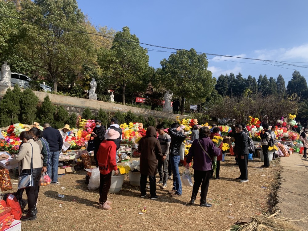 冬至前昆明各大公墓迎来祭扫小高峰玉案山公墓首次开通扫墓专线