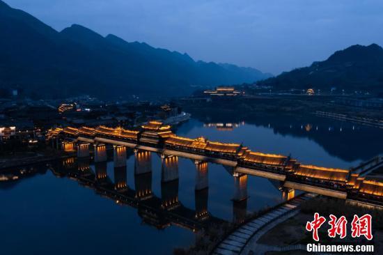 重庆黔江濯水风雨廊桥夜景璀璨