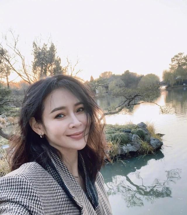 演员于明加相亲嫁富商老公结婚11年不会做饭却被丈夫当成宝