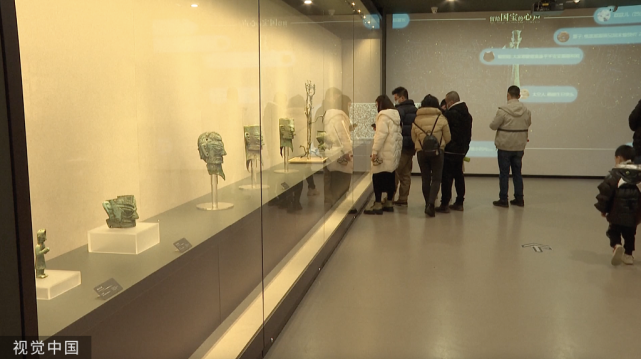 四川广安:三星堆博物馆开馆 游客可近距离观察文物修复