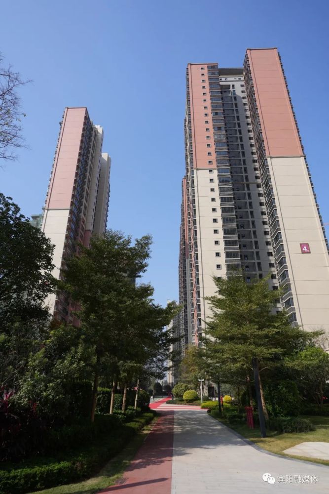 社区景观方面,城建·湖景华府一点都不输于一线城市豪宅,走在小区内