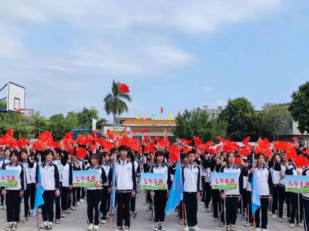 何宝柱校长宣布普宁市高埔中学第二届学校运动会开幕.