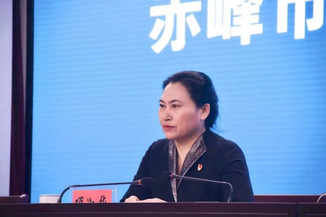 市妇联党组成员,副主席项淑华,市妇联党组成员,副主席梅花出席发布会