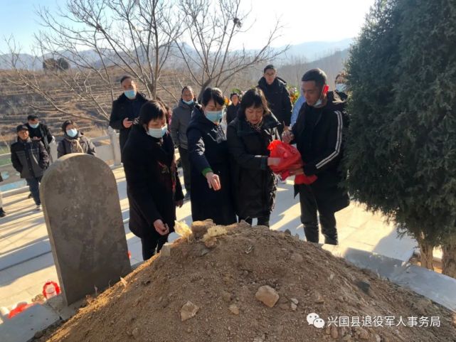 在济南市莱芜区茶业口镇,祭扫人员来到钟效培烈士纪念