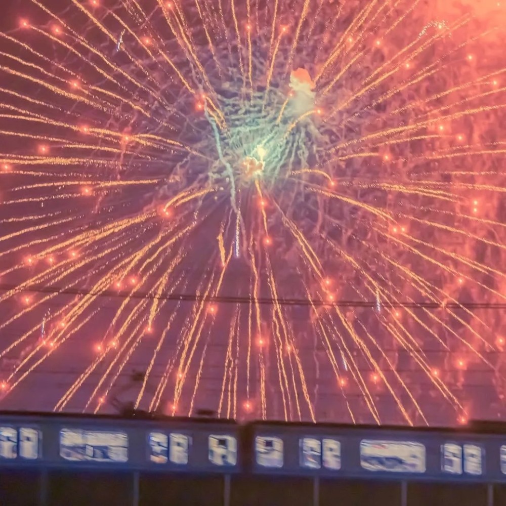 浪漫到窒息的烟花背景图