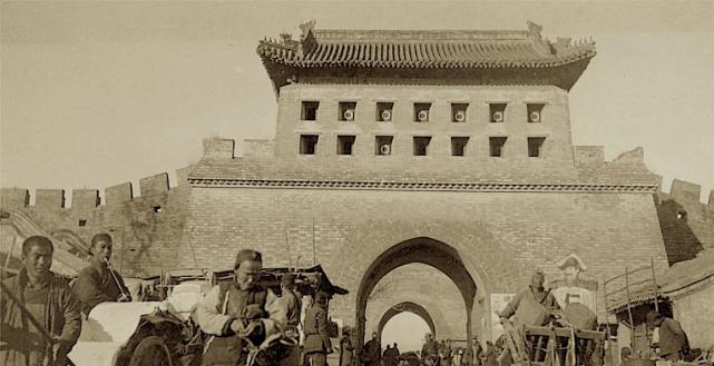 北京老照片1916年京城城墙的东南角楼西便门外百姓生活