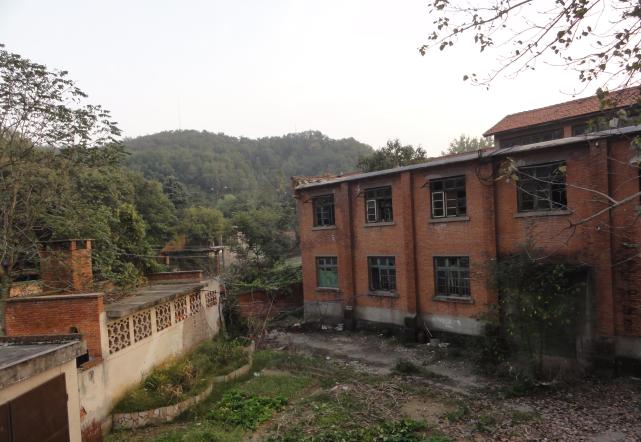 河南这个兵工厂7年生产出火箭弹公园建在山腰楼房盖的气派