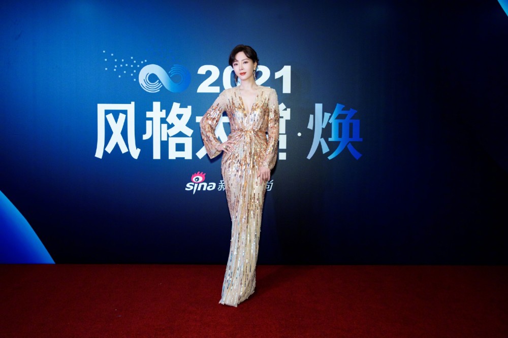 陈数成时尚大赏耀眼之星穿金色礼服走红毯自带温暖充满氛围感