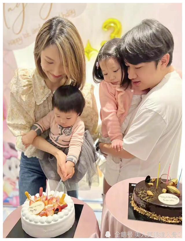 王祖蓝为俩女儿庆生一家四口温馨幸福天韵和爸爸似假笑父女