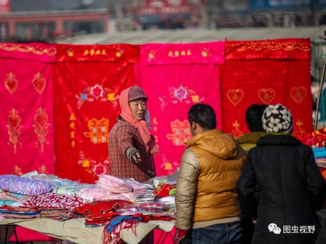 这里的山货也比较多,卖皮毛的不少,街外桥北还有一个专卖蘑菇的小市场