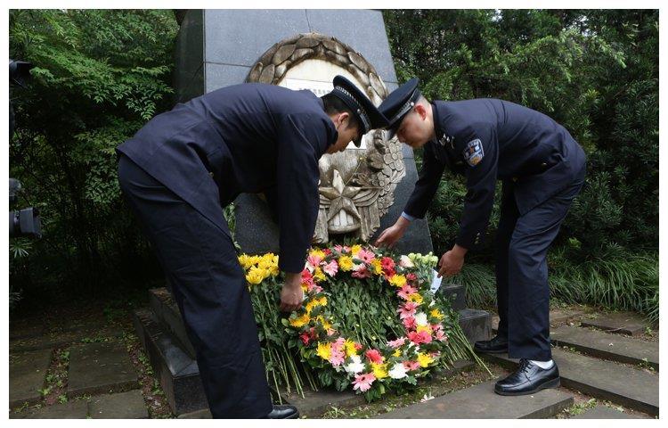 25岁烈士与7歹徒搏斗身中27刀血衣成一级文物遗言想见妈妈