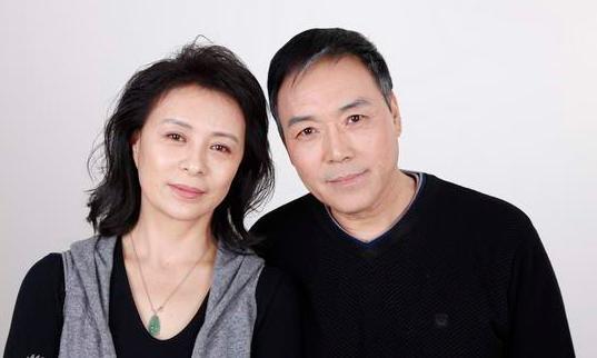 相处不久便走进了婚姻,婚后生活也是十分恩爱幸福,而刘佳和丈夫都是