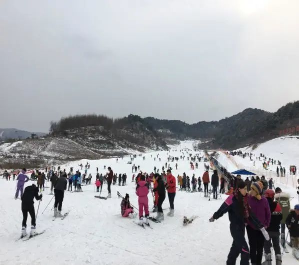 08天水青鹃山滑雪场天水青鹃山滑雪场位于天水市秦州区平南镇孙集村