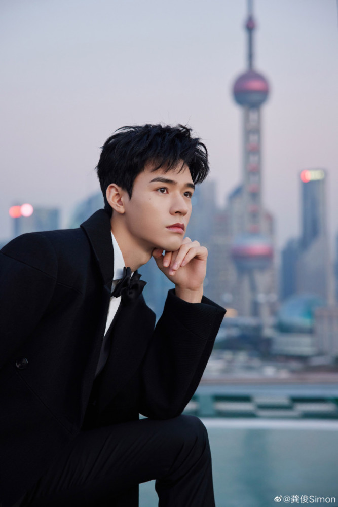 龚俊在《沉睡花园》中,饰演的林深总是随时随地扶着崴到脚的肖潇,所以