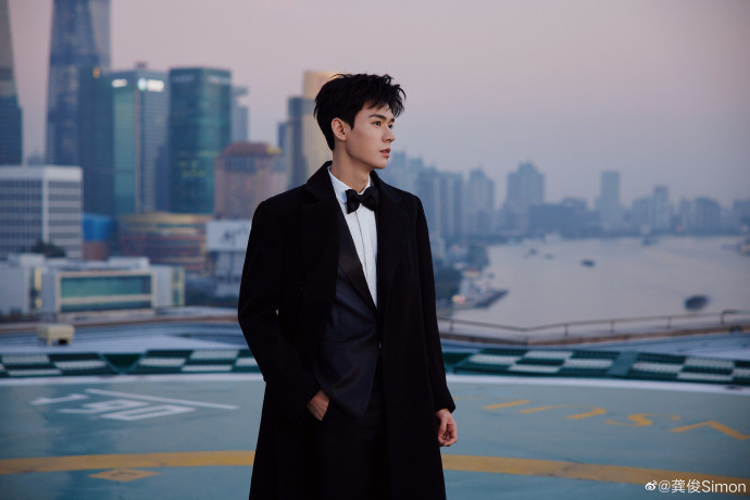 龚俊在《沉睡花园》中,饰演的林深总是随时随地扶着崴到脚的肖潇,所以