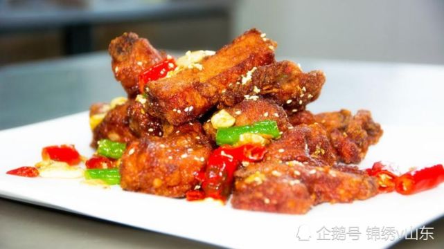 蒜香炸排骨6,放入泡发的菜继续大火翻炒两分钟左右5,调入酱油和醋