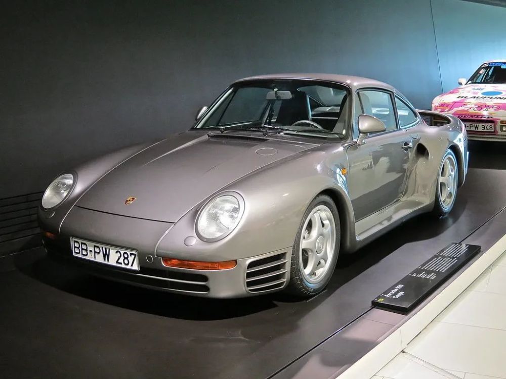 1983年,保时捷在德国法兰克福国际车展上展出959的原型车:porsche