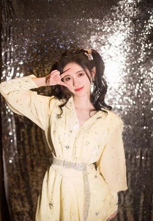 鞠婧祎穿旗袍搭长筒靴穿超模出一种高个气质