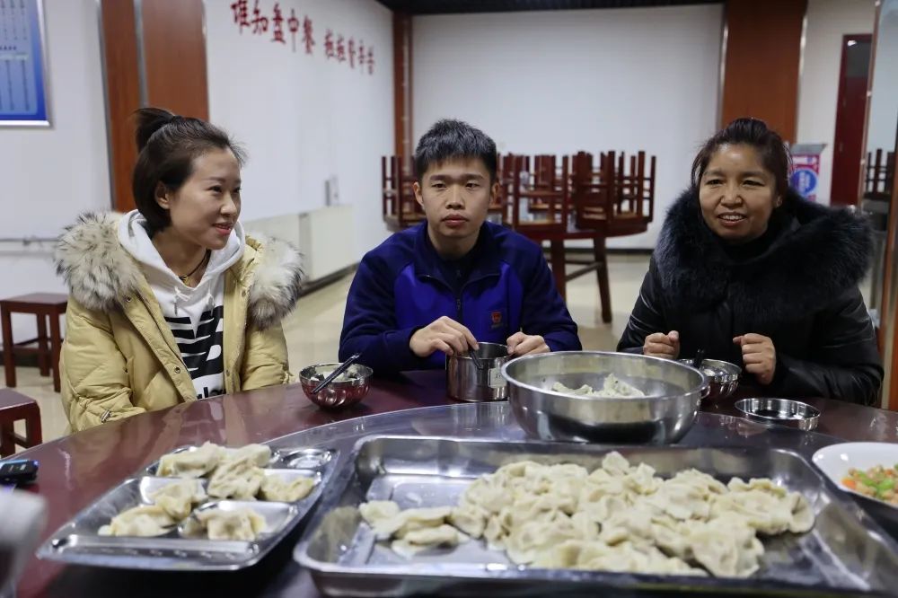 "面对队友的询问,郑传旭扬了扬眉毛"这味道跟我妈妈做的真像啊.