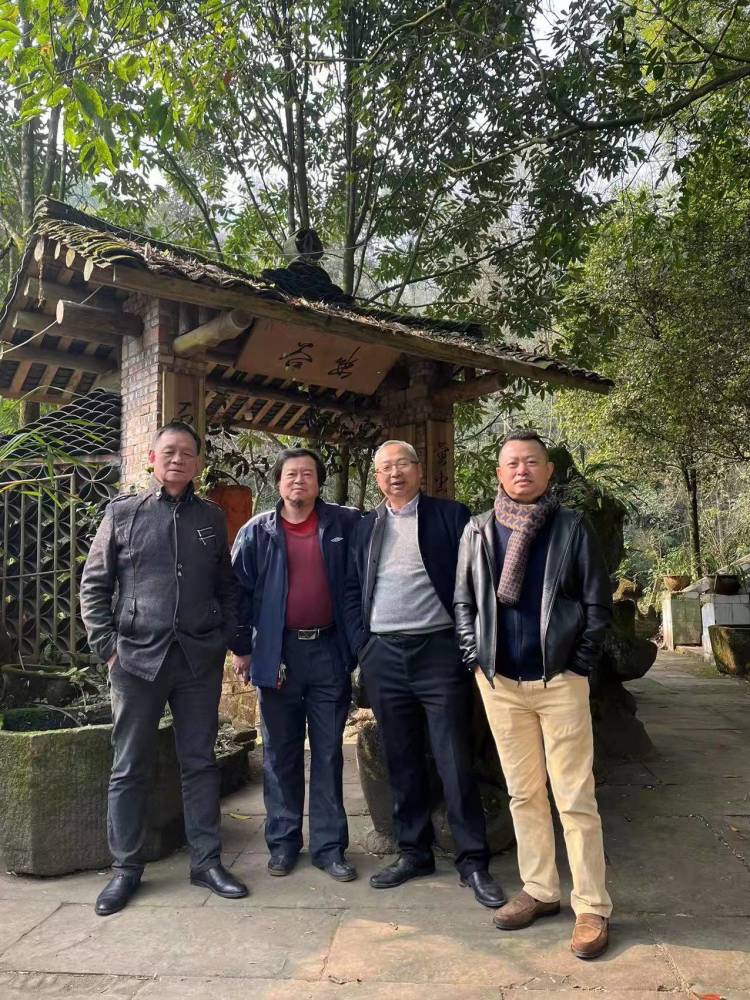 昨天,同"三缺一"中餐连锁品牌董事长周先生,胡大哥一行,驱车来到崇州