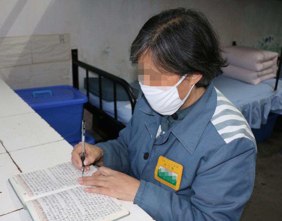 女监服刑女子从一心求死到为监区分忧她的蜕变经历了什么