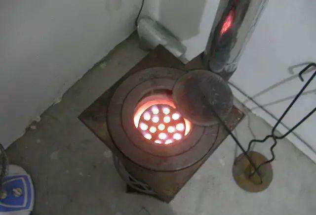 1烧炉子取暖;在我们小时候,主要还是用炉子烧煤球(蜂窝煤地方叫法)