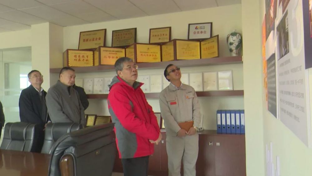 邓小杰来雄调研挂点联系企业解决企业发展难题