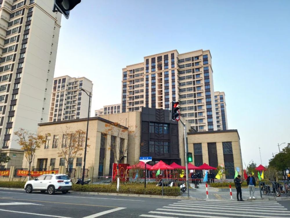今天新顾城本地动迁房开始交房