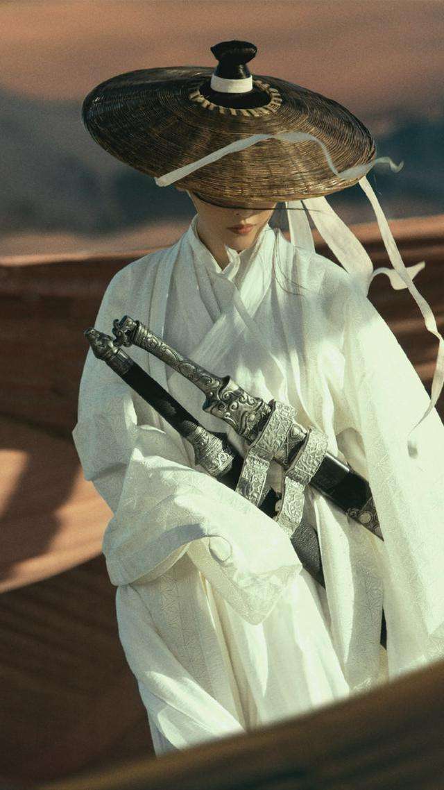两把刀绣冬春雷实在太酷,活脱脱玄幻仙侠世界的人.1,白狐儿脸先说好