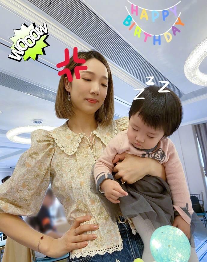 王祖蓝为两位爱女庆生晒一家四口温馨合照三岁大女儿像极爸爸