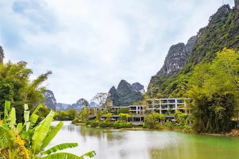 与越南接壤的崇左,因为今年开业的秘境丽世度假酒店,正逐渐成为不少人