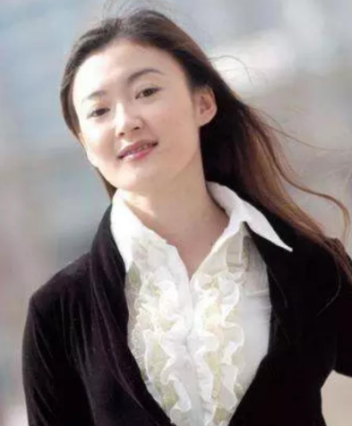 现如今的很多观众对池华琼这个名字已经没什么印象了,殊不知年轻时候