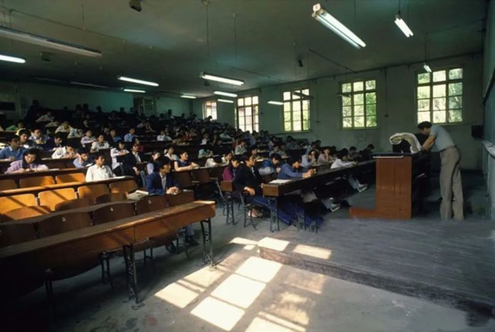 通过这些老照片,带大家去看看80年代的大学校园是什么样子的,去感受