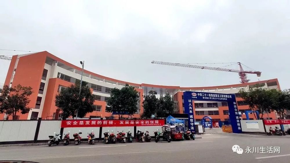 文昌中学1公里;距离新红旗小学约500米,位于永川文昌路1009号东欣