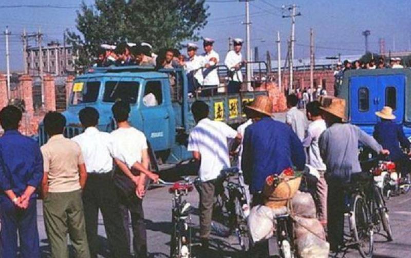 1983年劫匪逼停公交车1名解放军战士被砍成重伤50余人判死刑