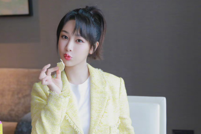 杨紫高马尾发型清爽干练,皮夹克搭高腰牛仔长裙,显腰细也显腿长