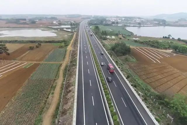 在高速公路建设方面:续建浦北至北流,兴业至六景高速公路路面改造工程